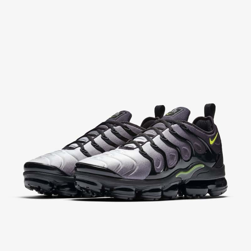 Nike vapormax plus shop black and volt